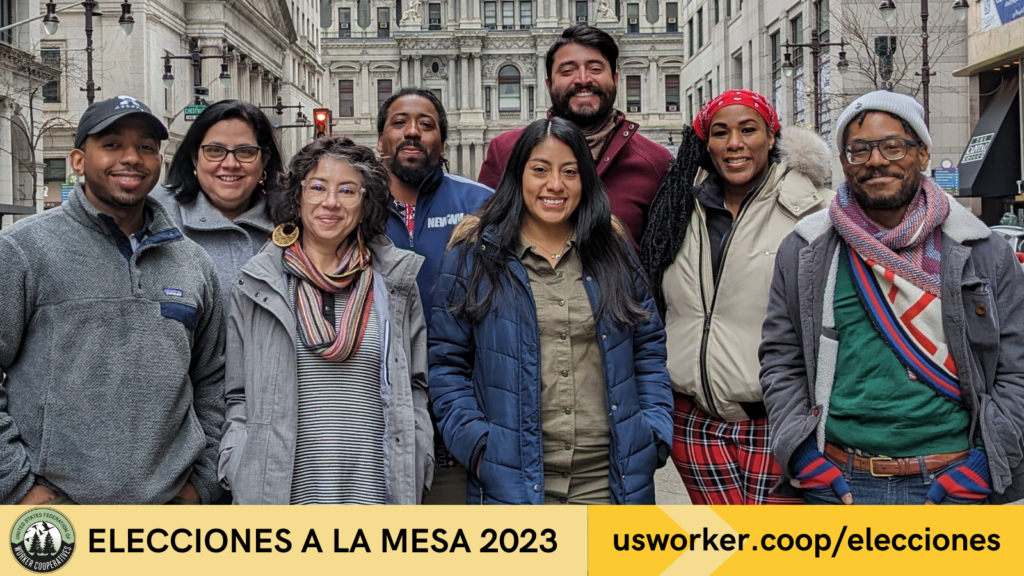 Gráfica con foto de un grupo multirracial y de múltiples géneros usando ropa de clima frío parados en medio de una calle del centro. La foto tiene texto que dice: Elecciones a la mesa 2023. usworker.coop/elecciones