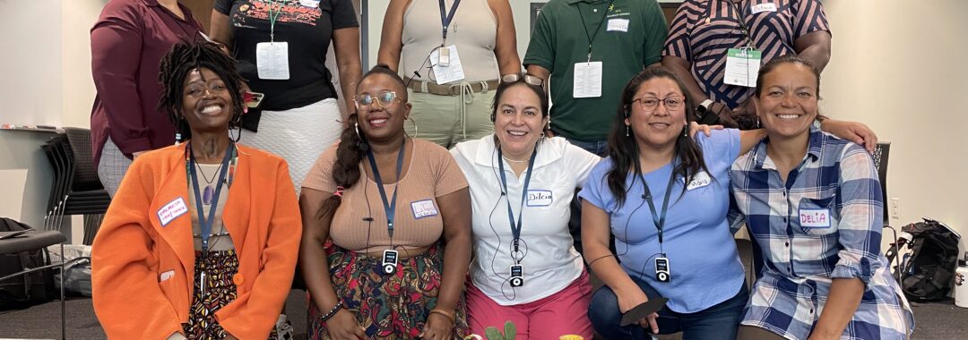 una foto grupal de 10 personas sentadas y paradas frente un altar sonriendo a la camera